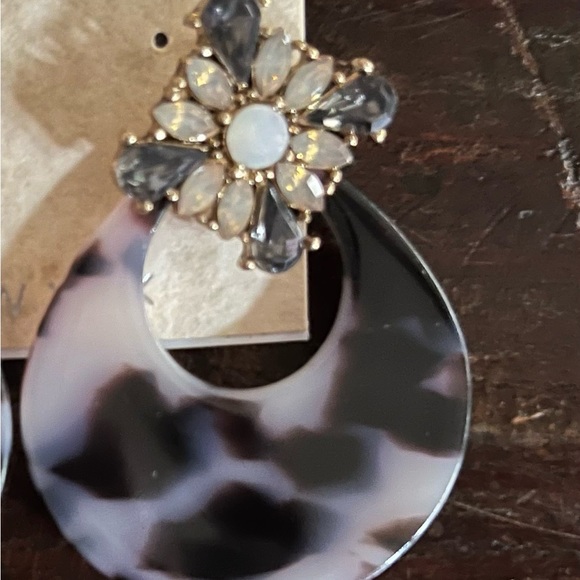 Ciara New York Stone Cluster and Teardrop Earrings NWT - Picture 2 of 3